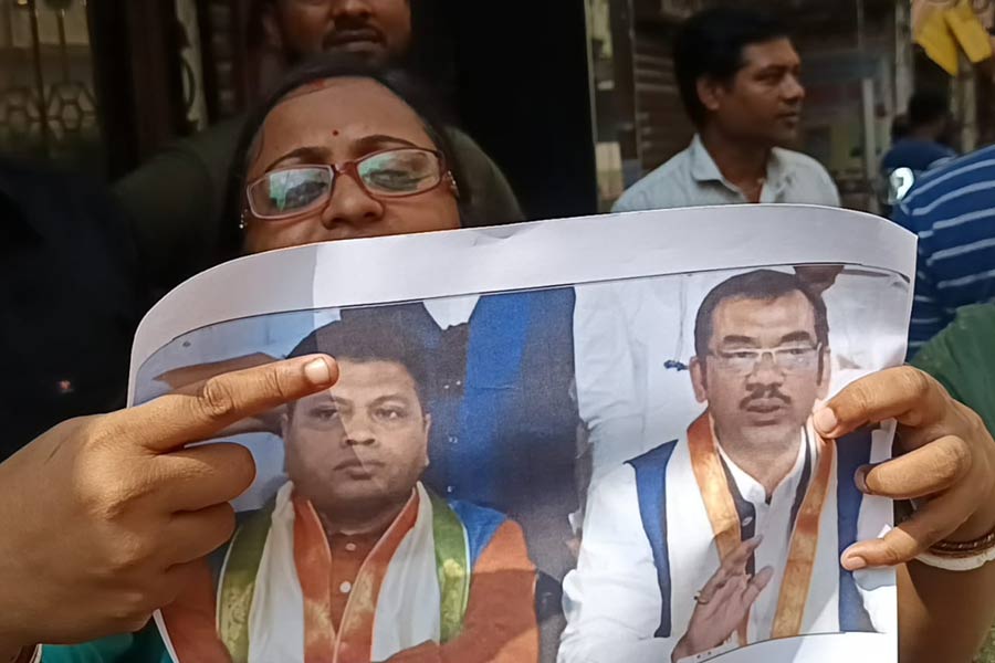 রেলে চাকরির ‘টোপ’ দিয়ে প্রতারণা চক্রের পর্দাফাঁস হুগলিতে! উদ্ধার প্রধানমন্ত্রীর দপ্তরের চিঠিও