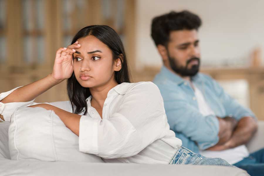 সম্পর্কে খুশি নন সঙ্গী? বুঝে নিন এই ৬ আচরণে