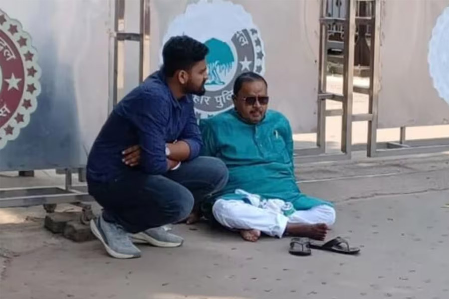 পাছে টিকিট না দেয় দল, আগেভাগেই নীতীশের বাড়ির সামনে ধরনায় JDU বিধায়ক