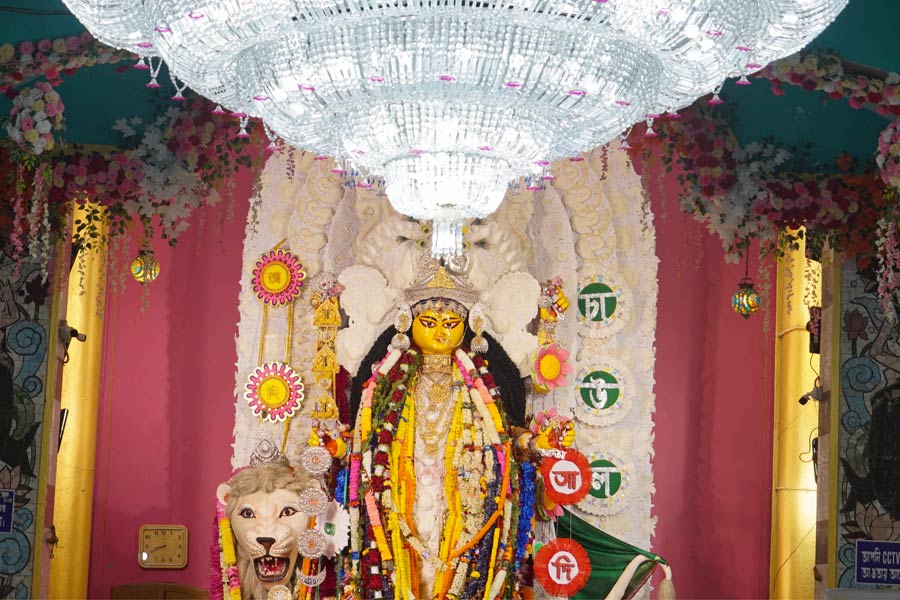সেজে উঠছেন চন্দননগরের জগদ্ধাত্রী, চালচিত্রেও থিমের ছোঁয়া
