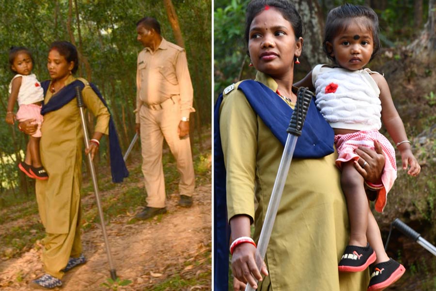 সন্তান কোলেই জঙ্গল রক্ষার চ্যালেঞ্জ! নতুন লড়াইয়ে বাল্যবিবাহ রুখে দেওয়া সেই ‘পোস্টার গার্ল’