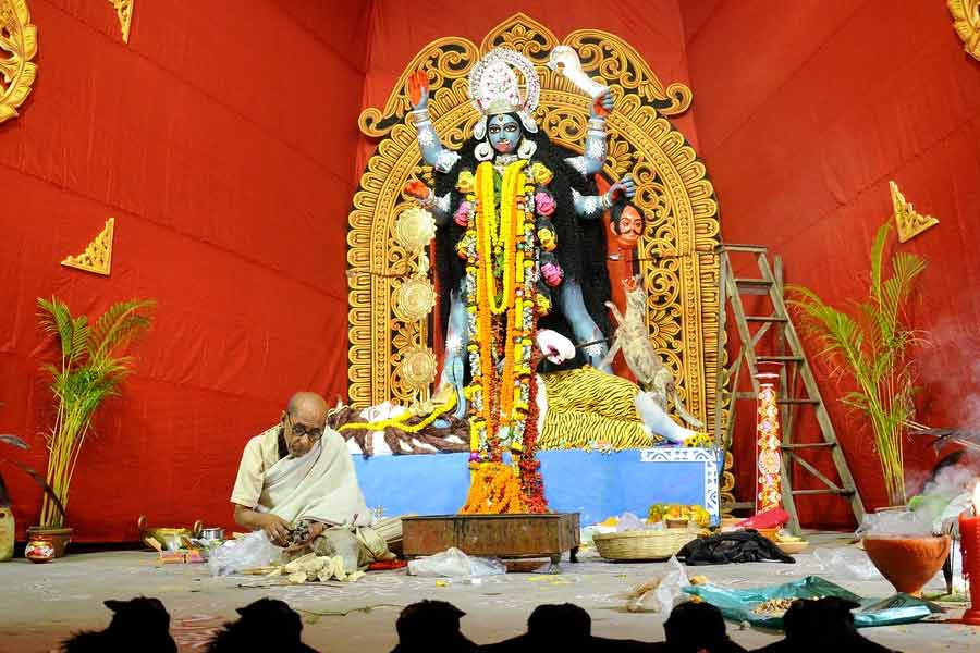বিসর্জনের পর বাড়িতে রাখেন কালীর খাঁড়া? সামান্য ভুলেই হতে পারে ভয়ংকর পরিণতি!