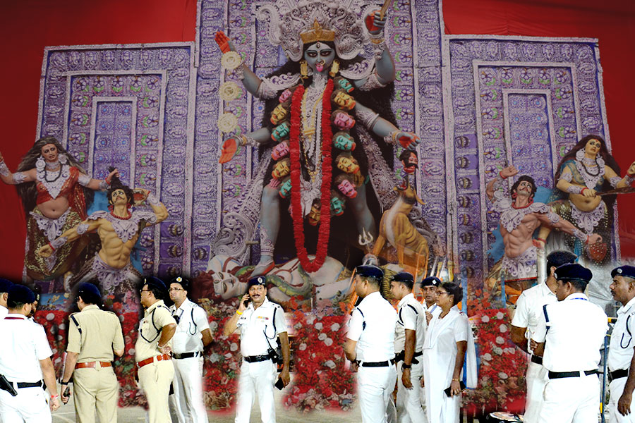 সোনা ও রুপোয় সজ্জিত কালী! ৪৮টি মণ্ডপে প্রতিমার গয়না রক্ষার দায়িত্বে কলকাতা পুলিশ