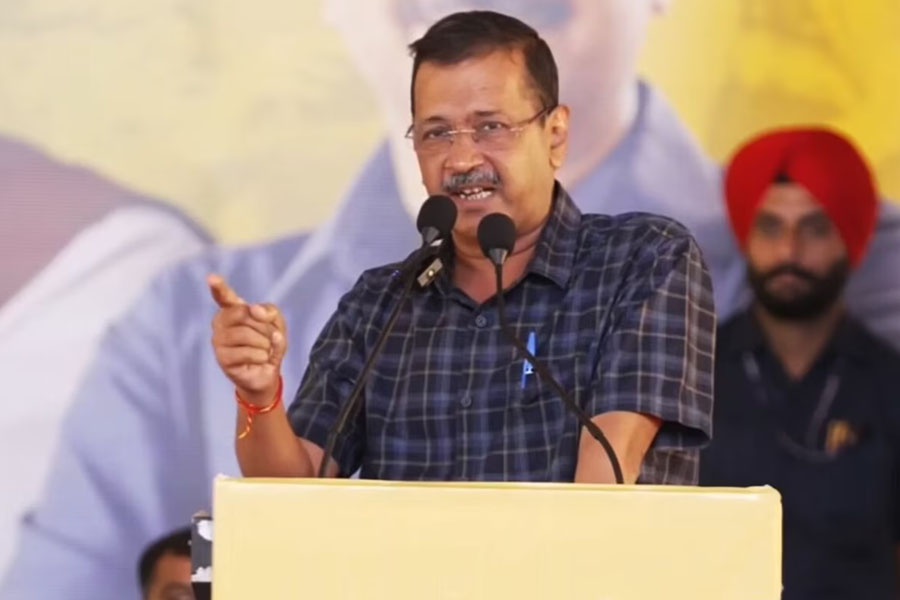 ‘বিজেপি নেতাদের তাড়িয়ে তাড়িয়ে মারবে কৃষকরা’, মোদির গুজরাটে দাঁড়িয়ে তোপ কেজরির