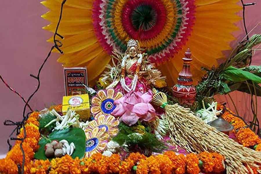 দীপান্বিতা অমাবস্যায় বাড়িতে লক্ষ্মীপুজো করবেন? এই নিয়মগুলি মানতে ভুলবেন না
