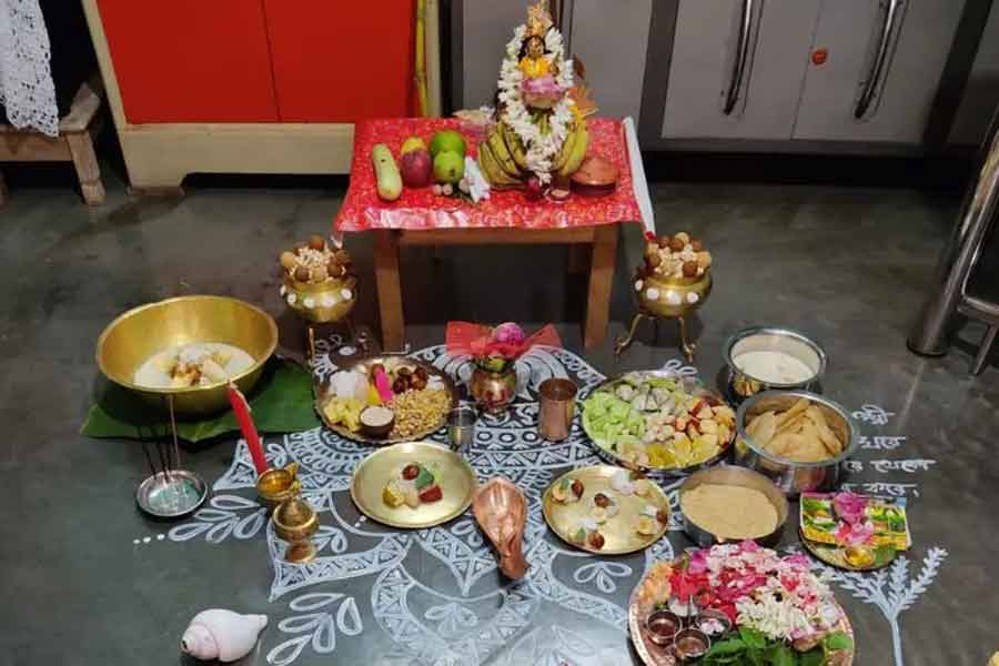 বাড়িতে কোজাগরী লক্ষ্মীপুজো? ভোগের থালায় এই খাবারগুলি রাখতে ভুলবেন না