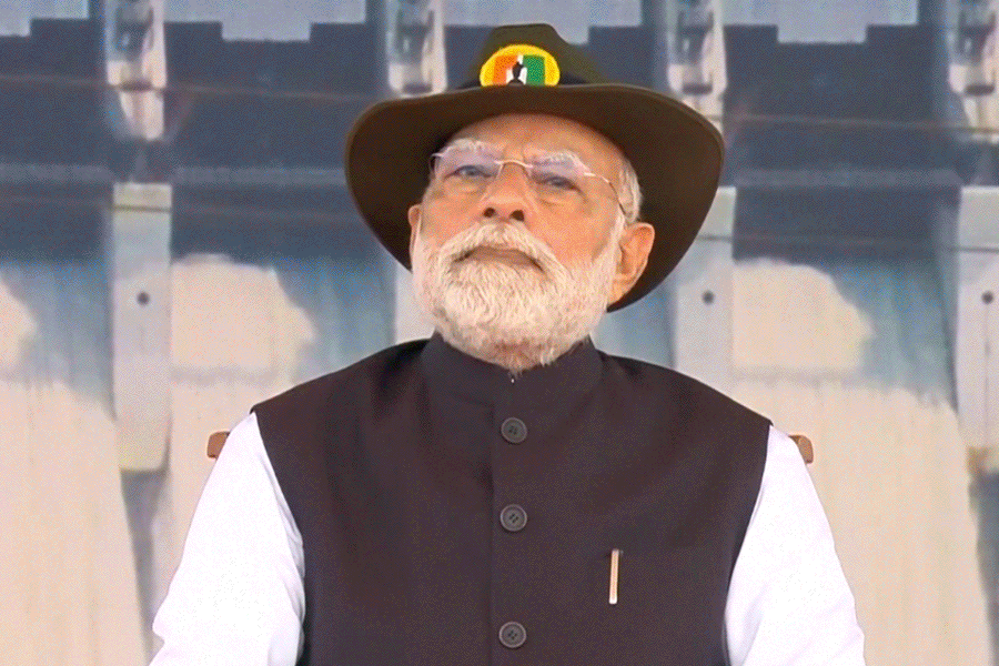 সিঁদুর হুঙ্কারে সর্দার প্যাটেলকে জন্মজয়ন্তীর শ্রদ্ধা মোদির, নিশ্চুপে ইন্দিরা স্মরণে কংগ্রেস
