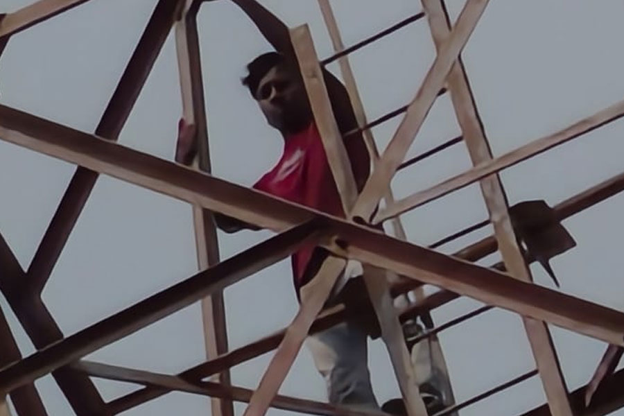 ভাইয়ের সঙ্গে বচসা করে অভিমানে টাওয়ারে কিশোর, ফোন করে মাকে ডেকেই মরণঝাঁপ!
