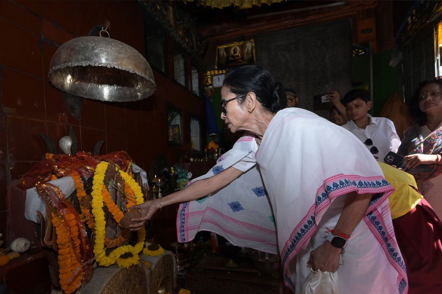 দার্জিলিঙের মহাকাল মন্দিরে পুজো দিলেন মমতা, পাহাড়ে জনসংযোগে মুখ্যমন্ত্রী