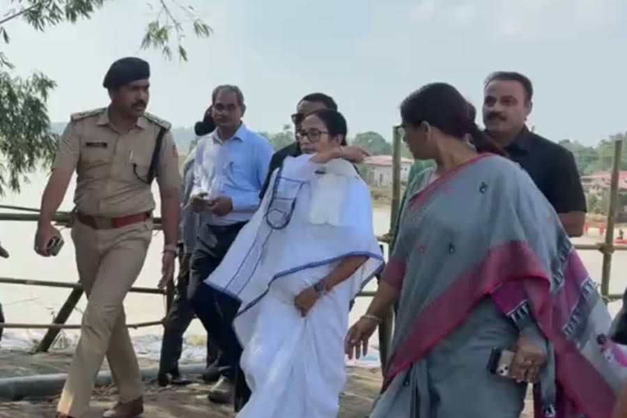 হেঁটেই নাগরাকাটার দুর্গত এলাকায় মমতা, যুদ্ধকালীন তৎপরতায় সেতু মেরামতির আশ্বাস