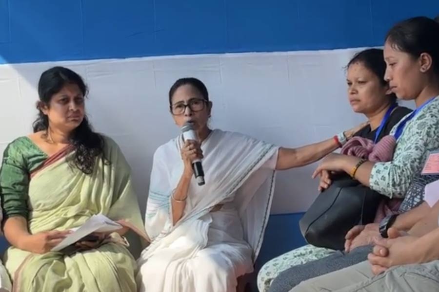 মিরিকের দুধিয়ায় ক্যাম্পে দুর্গতদের সঙ্গে কথা মমতার, ধসে ভাঙা রাস্তা মেরামতিতে জোর