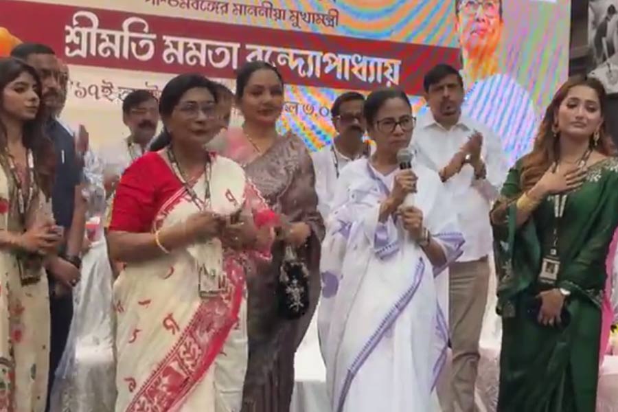 ‘বহিরাগতরা ঢুকে স্থানীয়দের উচ্ছেদ করছে’, কালীপুজোর সূচনায় কাউন্সিলরদের সতর্কবার্তা মমতার