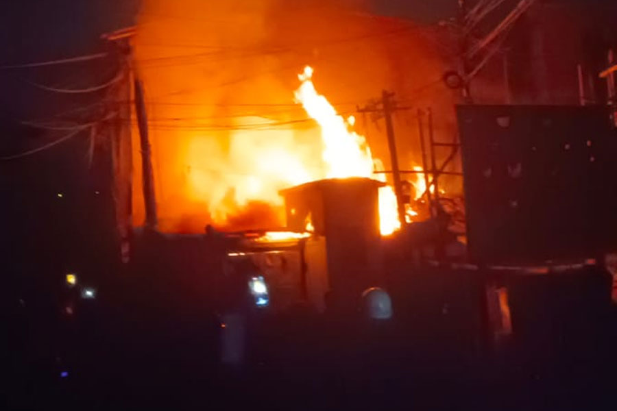 কলকাতায় ফের অগ্নিকাণ্ড, মানিকতলায় দাউদাউ করে জ্বলছে কারখানা