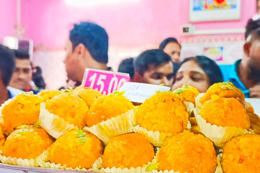 ‘গান-বাজনা-মোতিচুর, তিন নিয়ে বিষ্ণুপুর’, GI ট্যাগ পেয়ে ভাইফোঁটার বাজার কাঁপাচ্ছে মোতিচুরের লাড্ডু 
