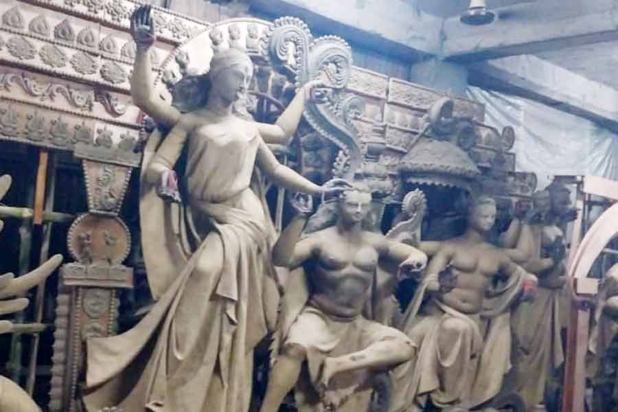 পরনে ৬০ কেজির সোনার গয়না, নৈহাটির এই প্রতিমার রূপের সাক্ষী থাকার অপেক্ষায় ভক্তরা!