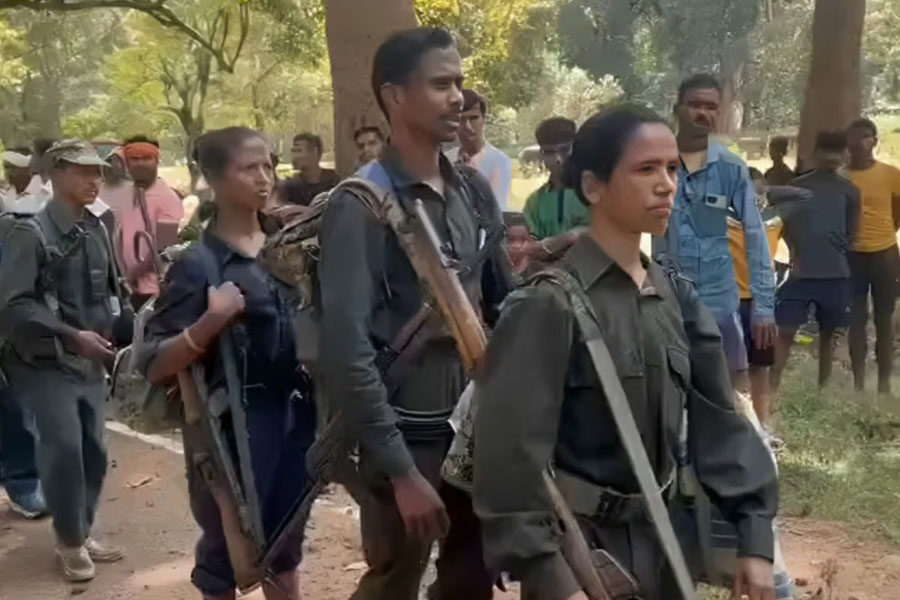 ছত্তিশগড়ে আরও ফিকে লাল সন্ত্রাস, বস্তারে অস্ত্র-সহ আত্মসমর্পণ ২১ মাওবাদীর