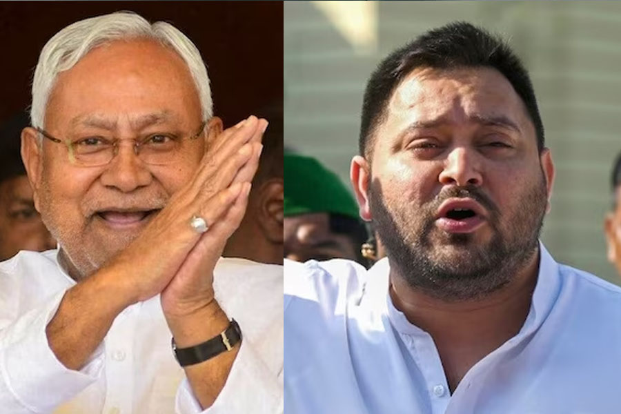 ‘উনি কি মানসিকভাবে সুস্থ?’ নীতীশের ‘অদ্ভুত আচরণের’ ভিডিও শেয়ার করে প্রশ্ন তেজস্বীর