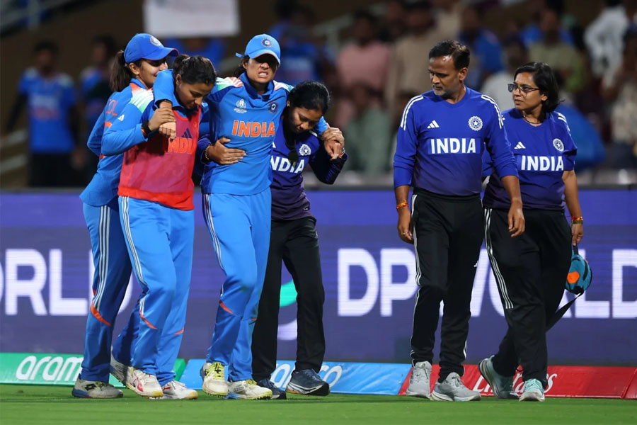 বাউন্ডারি বাঁচাতে গিয়ে মচকে গেল প্রতিকার গোড়ালি, সেমির আগে চিন্তায় ভারত