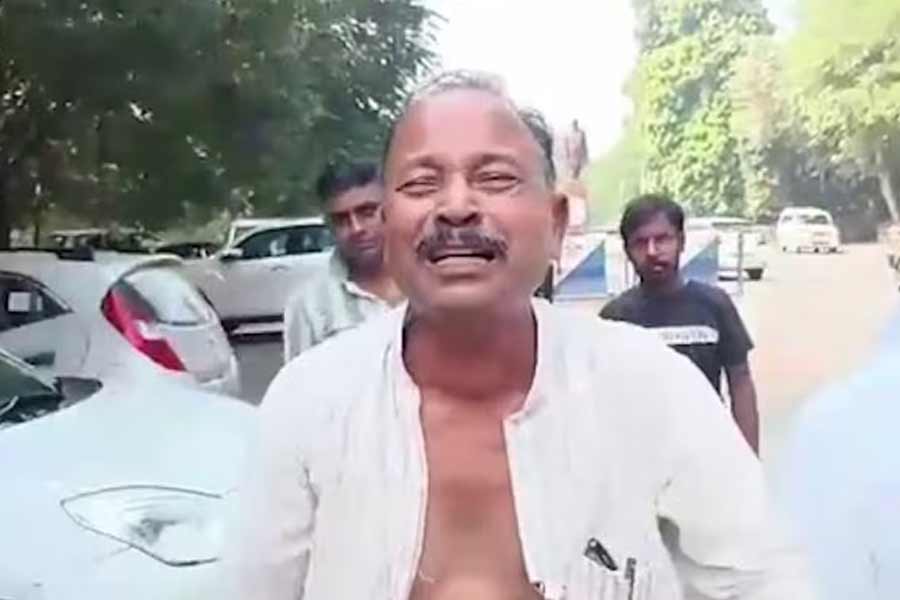 ‘টাকা দিইনি বলে টিকিট দেয়নি’, লালুর বাড়ির সামনে হাঁউমাউ কান্না RJD নেতার, ছিঁড়লেন জামাও!