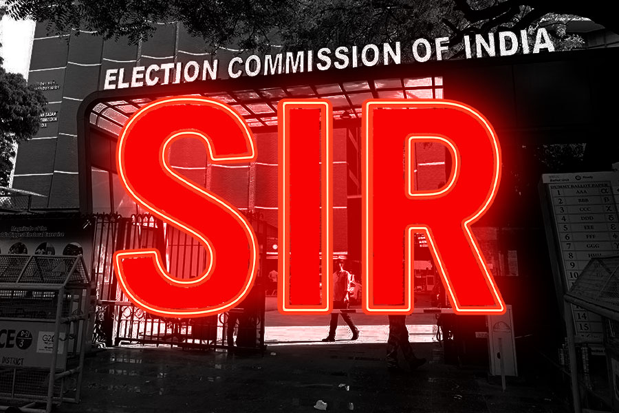 ১.৩৬ কোটি ভোটারের তথ্যে অসংগতি, নথি যাচাইয়ে ফের বাড়ি বাড়ি যাবেন বিএলওরা