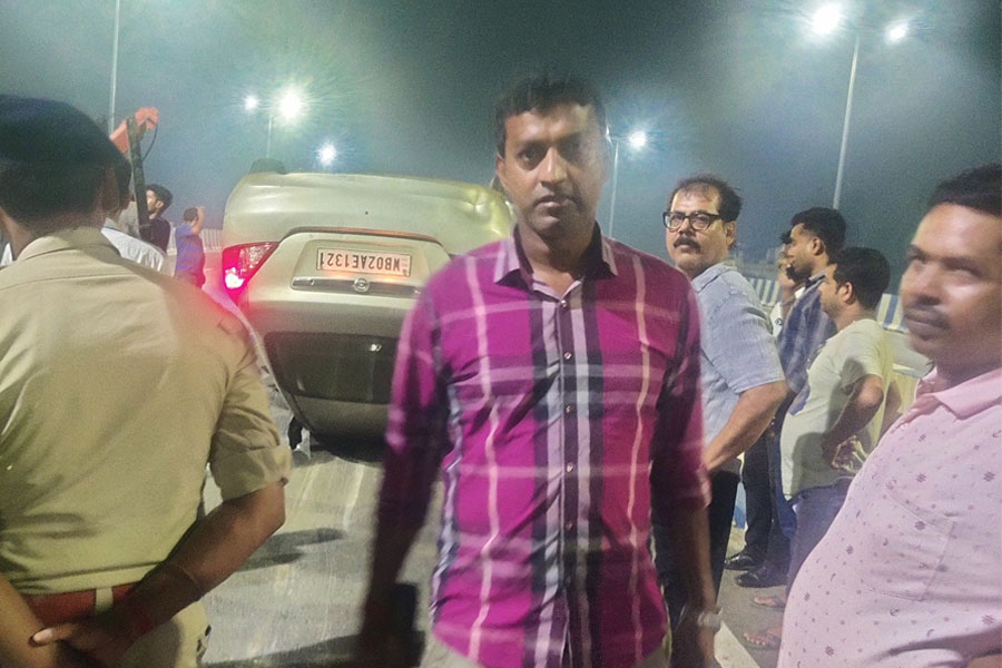 দুর্ঘটনার কবলে পড়ে উলটে গেল গাড়ি, অল্পের জন্য প্রাণরক্ষা প্রাক্তন গোলকিপার সংগ্রামের