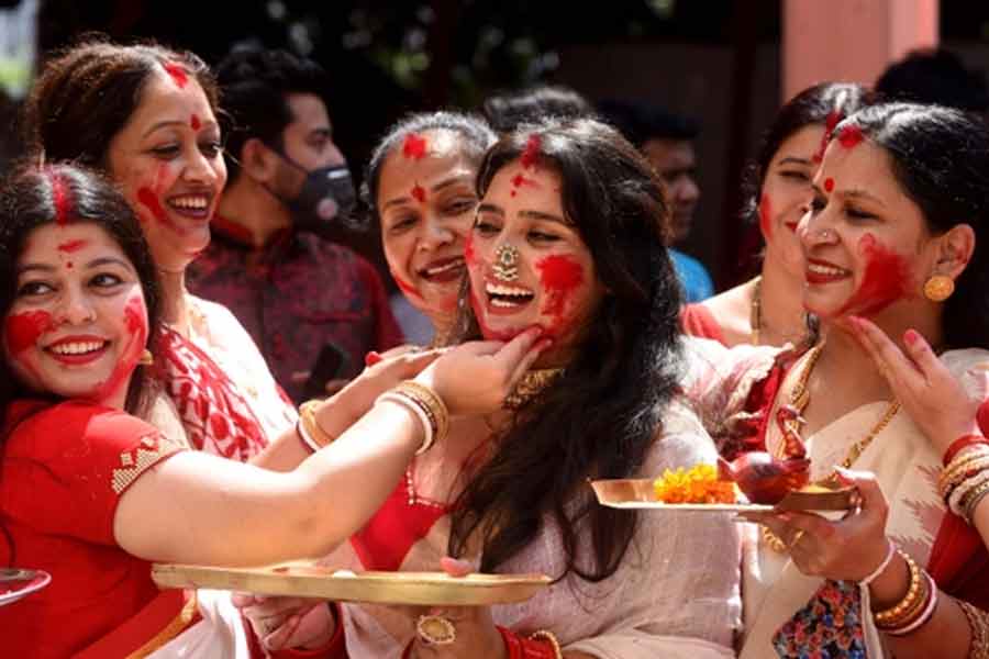 ত্বকের ক্ষতির আশঙ্কা? দশমীতে সিঁদুরখেলার পর বিশেষ যত্ন নিতে ভুলবেন না