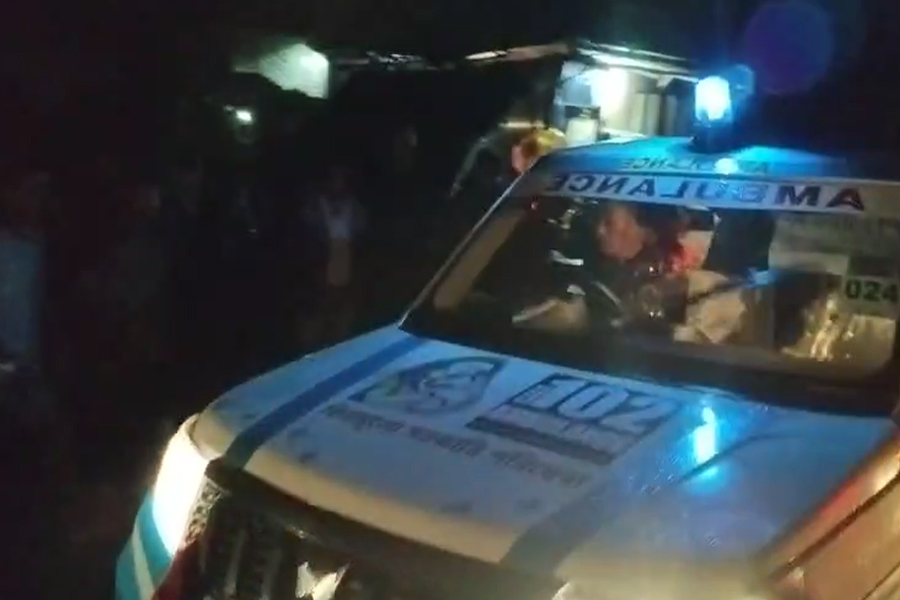 সোনাদায় ভয়াবহ দুর্ঘটনার কবলে পর্যটকদের গাড়ি! নিহত ২, আহত ৬