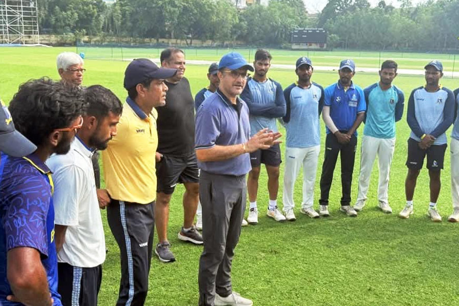 রনজি অভিযান শুরুর আগে বাংলার প্র্যাকটিসে সৌরভ, ব্যাট হাতে অভিষেকদের দিলেন টিপস্ও