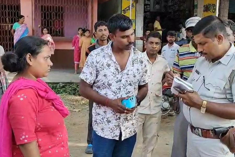 চাঁদার জন্য জুলুম! সিউড়িতে বেধড়ক মার সেনা জওয়ানকে, ‘আক্রান্ত’ স্ত্রীও