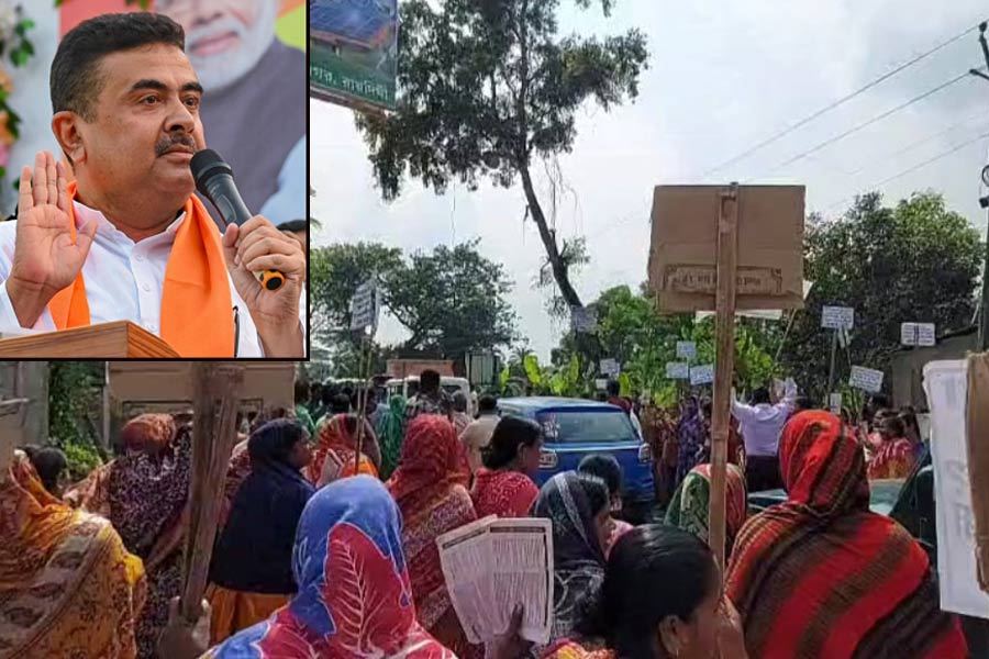 রায়দিঘিতে বিরোধী দলনেতাকে ঘিরে বিক্ষোভ, মহিলাদের ধাক্কা দিয়ে বিতর্কে নিরাপত্তারক্ষীরা