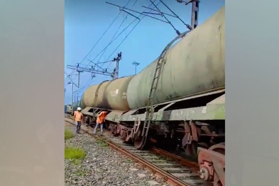 লাইনচ্যুত মালগাড়ি, শিয়ালদহ-বজবজ শাখায় ব্যাহত ট্রেন চলাচল