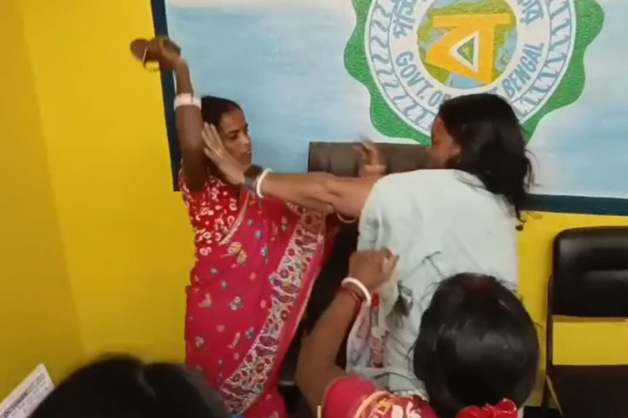 জুতো পেটা, মুখে কালি- খড়গপুরে ধস্তাধস্তি মহিলা পঞ্চায়েত প্রধান ও সদস্যের মধ্যে