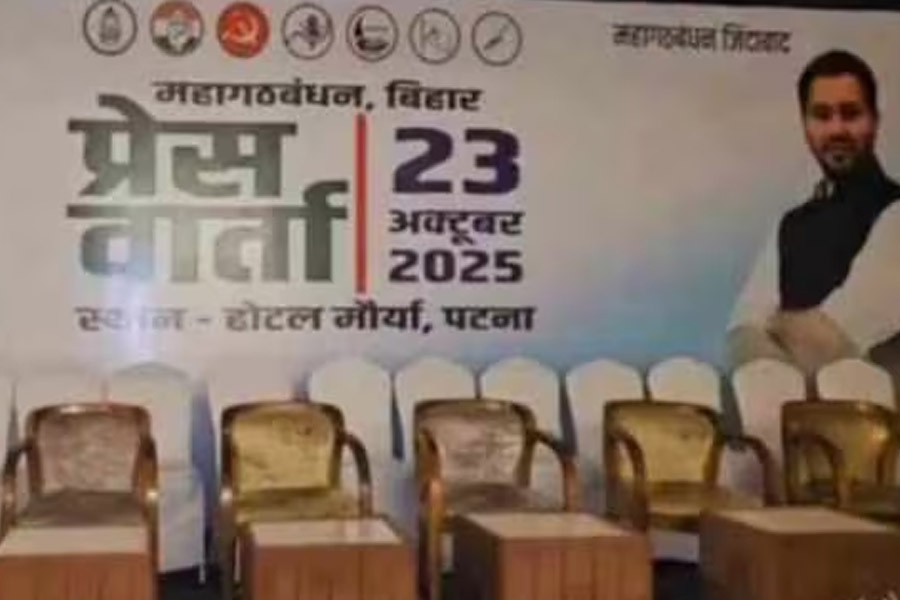বিহারে মহাগটবন্ধনের সাংবাদিক বৈঠকে ছবি নেই রাহুল গান্ধীর! বিজেপি বলছে, ‘সম্মান চুরি’
