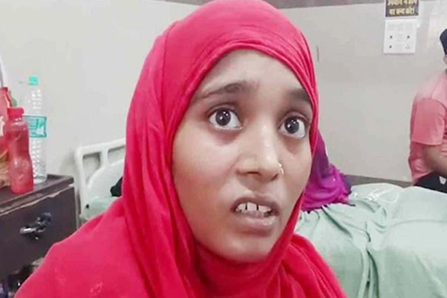 সংখ্যালঘু হওয়ার ‘অপরাধ’! আসন্নপ্রসবাকে ফিরিয়ে বিতর্কে যোগীরাজ্যের চিকিৎসক