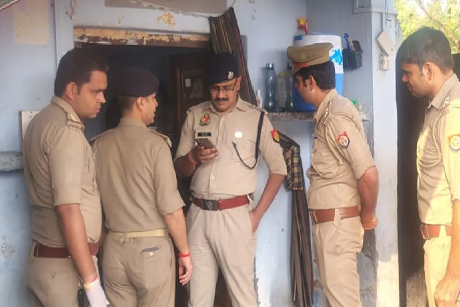 আফগান বিদেশমন্ত্রীর অভ্যর্থনায় মৌলবি, স্ত্রী ও দুই সন্তানকে মসজিদের মধ্যেই খুন উত্তরপ্রদেশে