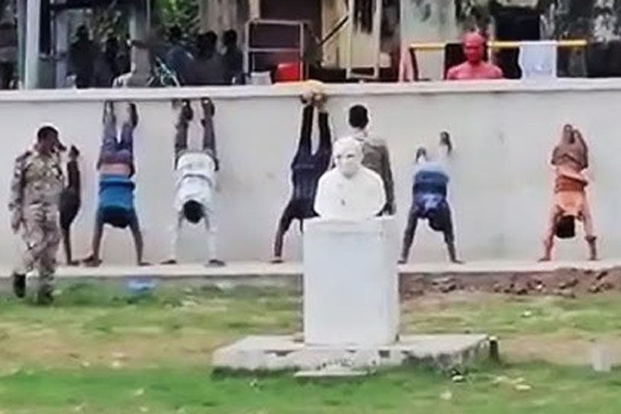 রাস্তা দখলের অভিযোগ, রাম জন্মভূমি অযোধ্যায় হকারদের ‘তালিবানি’ শাস্তি