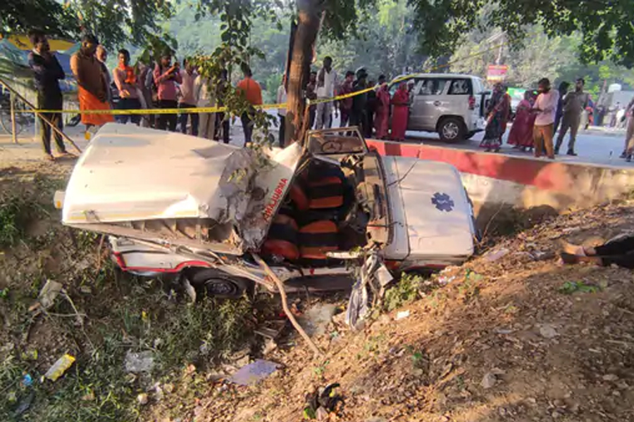 টায়ার ফেটে উলটে গেল অ্যাম্বুল্যান্স! উত্তরপ্রদেশে ভংয়কর দুর্ঘটনায় মৃত ৪