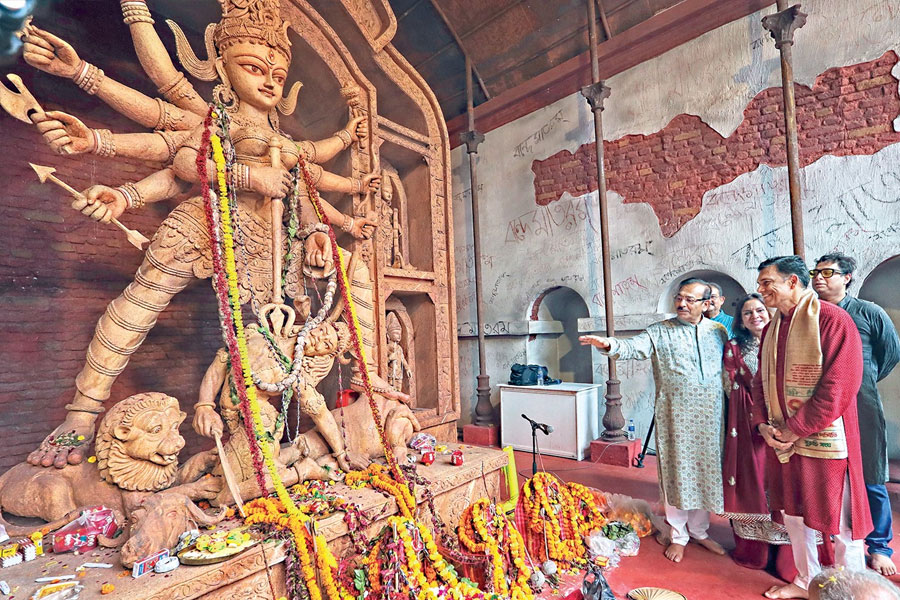 বাংলায় আরও লগ্নি করতে চান জিন্দাল, সস্ত্রীক ঘুরে দেখলেন কলকাতার পুজো