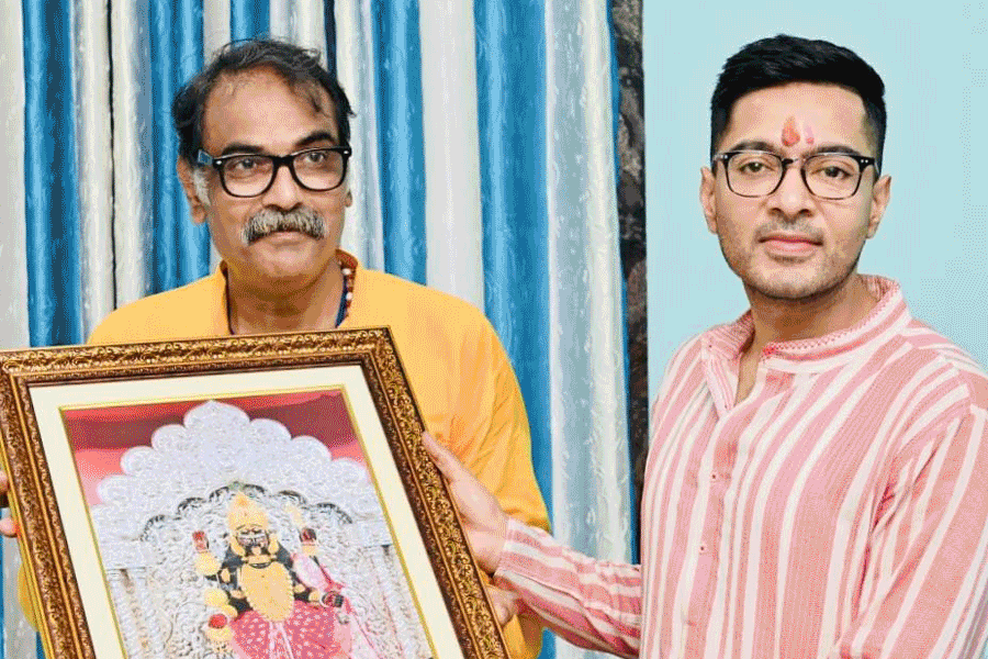 বেনারসি শাড়ি থেকে বালেশ্বরী পাথরের তৈরি বড়মার মূর্তি! লেন্সবন্দি অভিষেকের মাতৃ আরাধনা