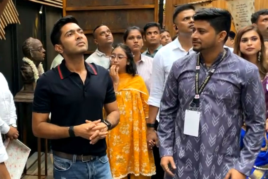 অষ্টমীর পর নবমীতেও প্যান্ডেল হপিং, মেয়েকে নিয়ে চালতাবাগানের ঠাকুর দেখলেন অভিষেক