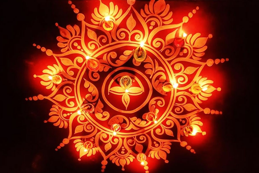 দীপান্বিতা লক্ষ্মীপুজোয় মাটির প্রদীপ, আলপনায় ঘর সাজান এভাবে, রইল দারুণ টিপস