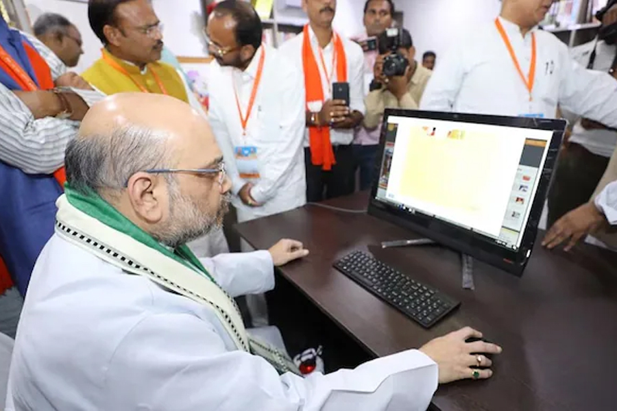 ইমেলে এবার স্বদেশি ছোঁয়া! অমিত শাহকে চিঠি পাঠাতে পারেন ‘জোহো’র ঠিকানায়