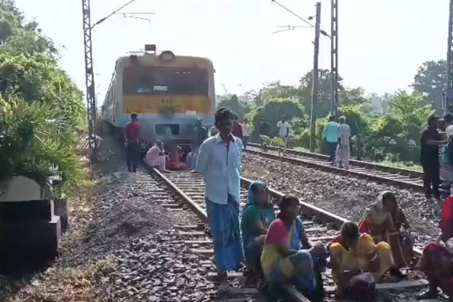 দেরিতে ট্রেন চলার প্রতিবাদ, হাওড়া-আমতা রুটে অবরোধ ক্ষুব্ধ যাত্রীদের