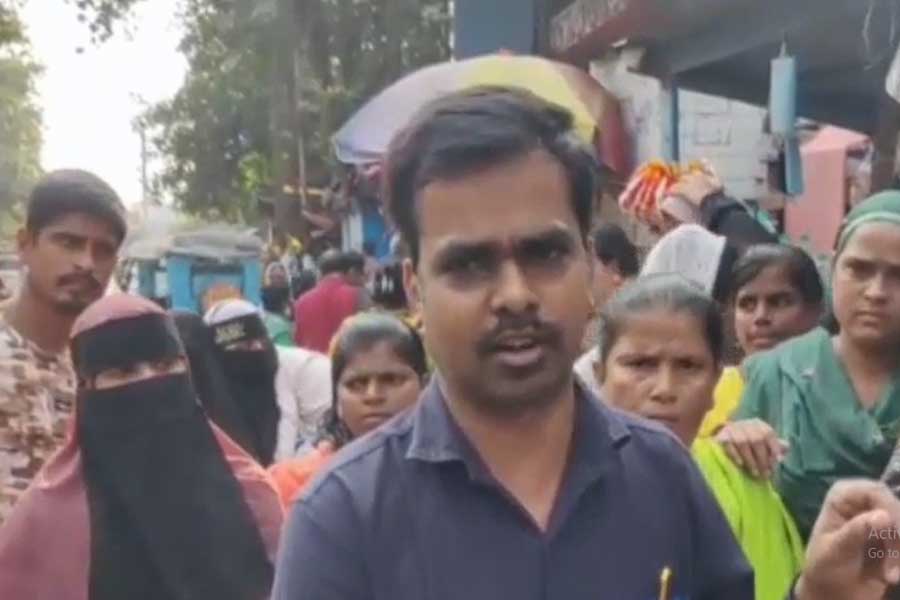 ঋণ পাইয়ে দেওয়ার নামে মহিলাদের লক্ষ লক্ষ টাকা তছরুপ! গ্রেপ্তার তরুণী