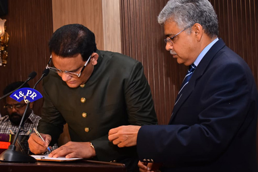মন্ত্রীর আসনে প্রথমবার ভারত অধিনায়ক, ‘বৃত্ত সম্পূর্ণ হল’, বলছেন আবেগঘন আজহার