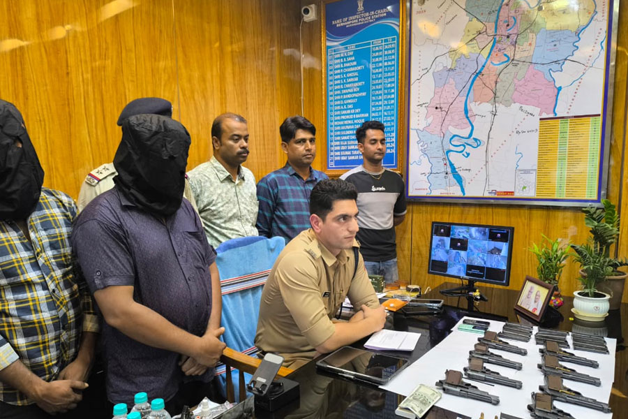 মুঙ্গের থেকে অস্ত্র এনে পাচারের চেষ্টা! বহরমপুরে প্রচুর বন্দুক, কার্তুজ-সহ গ্রেপ্তার ৩ কুখ্যাত