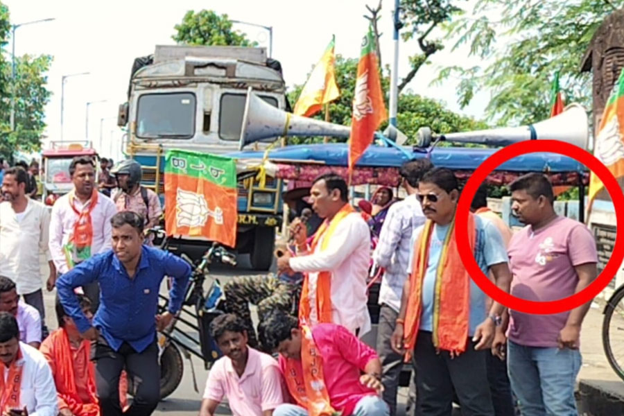শ্লীলতাহানির অভিযোগে চাঞ্চল্য, বর্ধমানে পলাতক জেলা নেত্রী ঘনিষ্ঠ বিজেপি কর্মী