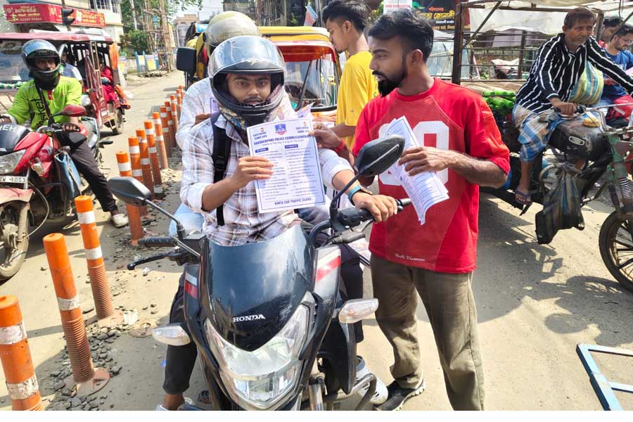 ‘ইউ টার্ন’-এ স্টান্ট ছেড়ে সেফ ড্রাইভের প্রচারে বাইকাররা, অভিনব উদ্যোগ বারাকপুর কমিশনারেটের