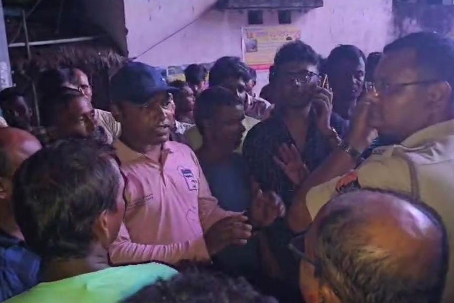 বিসর্জনের শোভাযাত্রায় যুবকের মুখ লক্ষ্য করে শব্দবাজি! বীরভূমে গ্রেপ্তার ভিলেজ পুলিশ