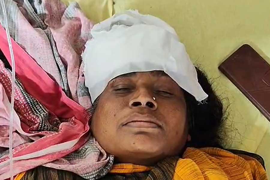 বীরভূমের স্বাস্থ্যকেন্দ্রে তাণ্ডব মাতাল যুবকের, ইটের ঘায়ে ফাটল নার্সের মাথা 